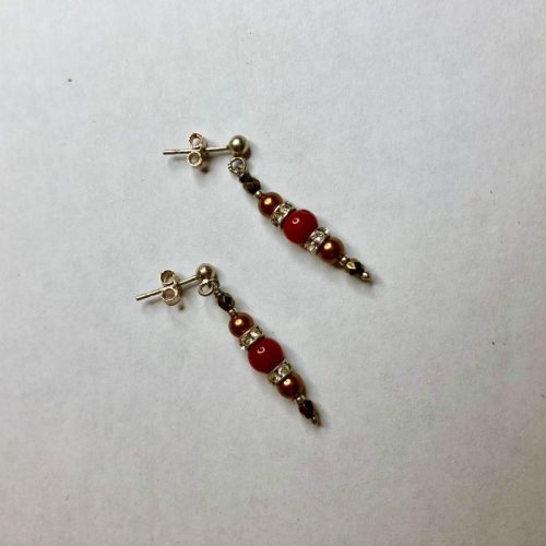 Boucles d'oreilles une perle de 5mm de véritable corail rouge de Méditerranée habillée de cristal de swarovski et perles d'hématite, montées sur clou argent 925/1000