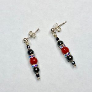 Boucles d'oreilles une perle de 5mm de véritable corail rouge de Méditerranée habillée de cristal de swarovski et perles d'hématite, montées sur clou argent 925/1000