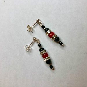 Boucles d'oreilles une perle de 5mm de véritable corail rouge de Méditerranée habillée de cristal de swarovski et perles d'hématite, montées sur clou argent 925/1000