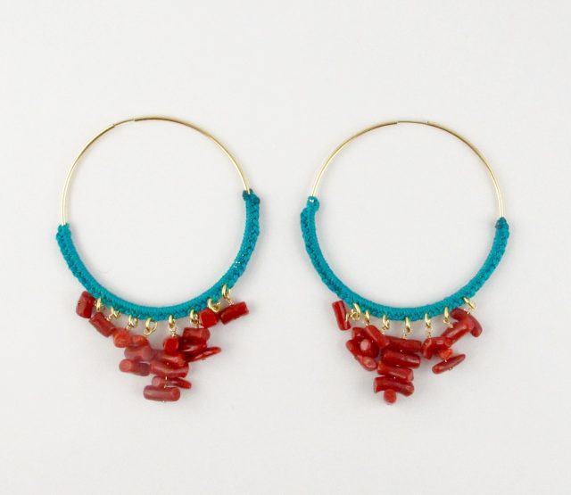Boucles d'oreilles créoles gold-filled et corail rouge, tressage file de jade bleu