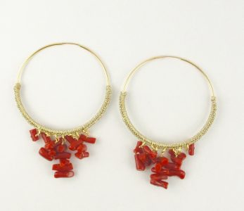 Boucles d'oreilles créoles gold-filled et corail rouge, tressage file doré