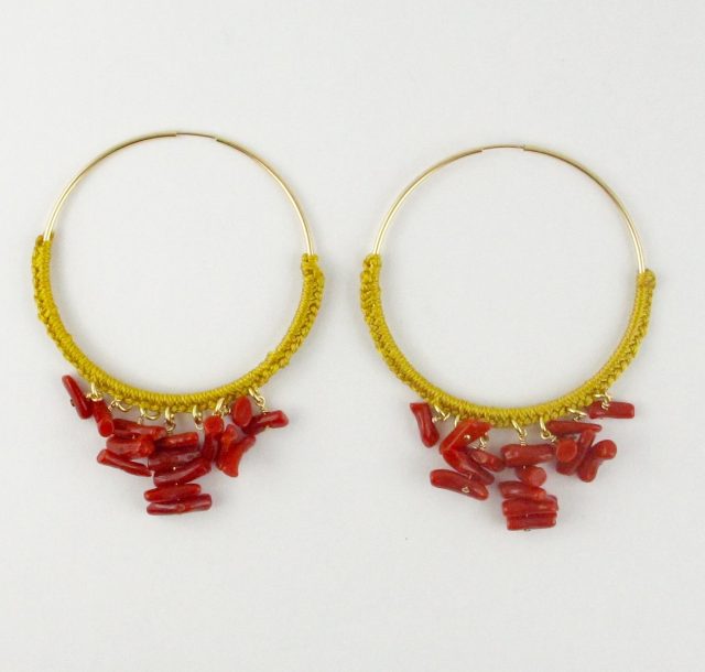 Boucles d'oreilles créoles gold-filled et corail rouge, tressage file de jade jaune