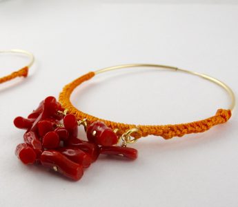 Boucles d'oreilles créoles gold-filled et corail rouge, tressage file de jade orange