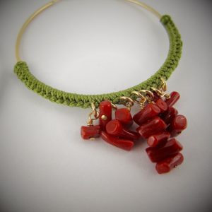 Boucles d'oreilles créoles gold-filled et corail rouge, tressage fil de jade vert