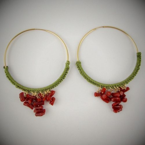 Boucles d'oreilles créoles gold-filled et corail rouge, tressage fil de jade vert