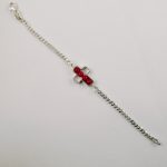 Une chaîne maille gourmette et 4 perles 4 mm de véritable corail rouge de Méditerranée, délicatement enchâssées dans une croix ajourée,  en argent 925/1000e