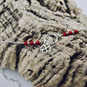 Ce bracelet est composé d'une fine chaîne en argent massif et perles 2,5mm de véritable corail rouge de Méditerranée. Un anneau en argent martelé porte le petit charms. A vous de choisir