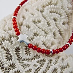  Bracelet de perles 2,5mm de véritable corail rouge de Méditerranée,  petite croix (9mmx6mm)  en argent 925/1000 , anti allergique (sans nickel), avec traitement anti ternissement, monté sur fil câblé, fermoir argent 925/1000