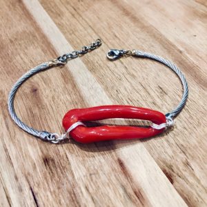 Bracelet semi-rigide en argent 925/100e, or jaune 18 carats et acier  avec son anneau de véritable corail rouge de Méditerranée