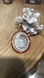 camee coquillage corail rouge lune soleil