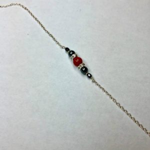 collier une perle de 5mm de véritable corail rouge de Méditerranée habillée de cristal de swarovski et perles d'hématite, montées sur chaine jaseron argent 925/1000