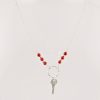Ce collier est composé d'une fine chaîne en argent massif et perles 2,5mm de véritable corail rouge de Méditerranée. Un anneau en argent martelé porte le petit charms.