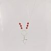 Ce collier est composé d'une fine chaîne en argent massif et perles 2,5mm de véritable corail rouge de Méditerranée. Un anneau en argent martelé porte le petit charms.