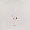 Ce collier est composé d'une fine chaîne en argent massif et perles 2,5mm de véritable corail rouge de Méditerranée. Un anneau en argent martelé porte le petit charms.