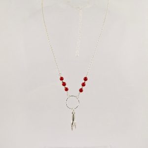 Ce collier est composé d'une fine chaîne en argent massif et perles 2,5mm de véritable corail rouge de Méditerranée. Un anneau en argent martelé porte le petit charms.