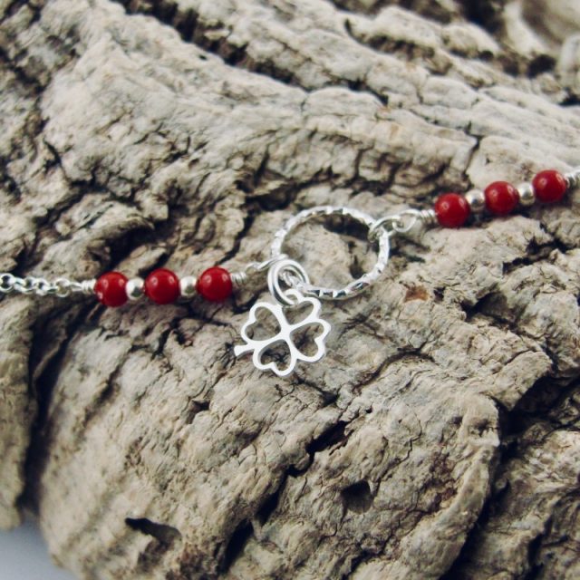 Ce collier est composé d'une fine chaîne en argent massif et perles 2,5mm de véritable corail rouge de Méditerranée. Un anneau en argent martelé porte le petit charms.