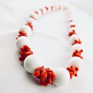 Collier de cuppolini (petits tronçons) de véritable corail rouge de Méditerranée, et perles facetées d'agate blanche