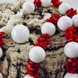 Collier de cuppolini (petits tronçons) de véritable corail rouge de Méditerranée, et perles facetées d'agate blanche