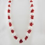 Collier de cuppolini (petits tronçons) de véritable corail rouge de Méditerranée, et perles facetées d'agate blanche