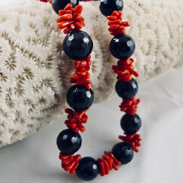 Collier de cuppolini (petits tronçons) de véritable corail rouge de Méditerranée, et perles facetées d'onyx.