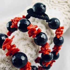 Collier de cuppolini (petits tronçons) de véritable corail rouge de Méditerranée, et perles facetées d'onyx.