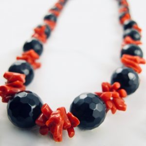 Collier de cuppolini (petits tronçons) de véritable corail rouge de Méditerranée, et perles facetées d'onyx.