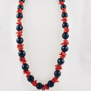 Collier de cuppolini (petits tronçons) de véritable corail rouge de Méditerranée, et perles facetées d'onyx.