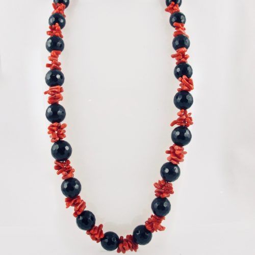 Collier de cuppolini (petits tronçons) de véritable corail rouge de Méditerranée, et perles facetées d'onyx.