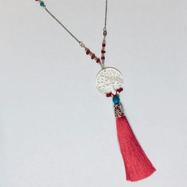 Collier sautoir en argent 925/1000,  composé de petites perles de véritable corail rouge de Méditerranée, de perles de turquoise et perles de cristal facetées . Disque de nacre sculpté arbre de vie et pompon rouge