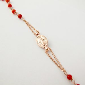 Détail médaille de Lourdes, collier-rosaire corail rouge et argent plaqué or rose