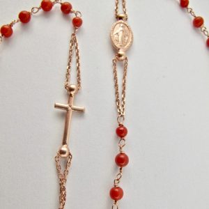 collier rosaire rosso e rosa, détail de la médaille de Lourdes et de la croix