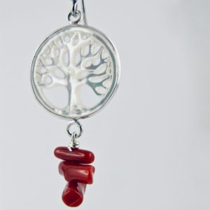 Boucles d'oreilles  Bodhisattva. Arbre de vie sculpté dans un disque de nacre blanche serti d'argent massif  et  perles (cuppolini) de corail rouge de Méditerranée. 