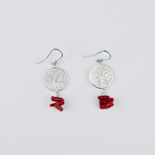 Boucles d'oreilles  Bodhisattva. Arbre de vie sculpté dans un disque de nacre blanche serti d'argent massif  et  perles (cuppolini) de corail rouge de Méditerranée. 