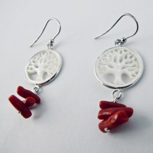 Boucles d'oreilles  Bodhisattva. Arbre de vie sculpté dans un disque de nacre blanche serti d'argent massif  et  perles (cuppolini) de corail rouge de Méditerranée. 