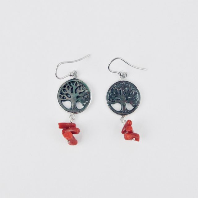 Boucles d'oreilles Ashvattha . Arbre de vie sculpté dans un disque de nacre black lip serti d'argent massif  et  perles (cuppolini) de corail rouge de Méditerranée. 