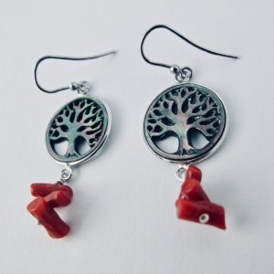 Boucles d'oreilles Ashvattha . Arbre de vie sculpté dans un disque de nacre black lip serti d'argent massif  et  perles (cuppolini) de corail rouge de Méditerranée. 