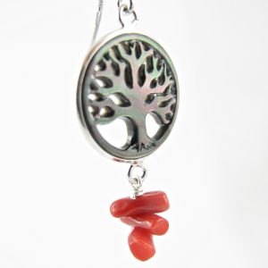 Boucles d'oreilles Ashvattha . Arbre de vie sculpté dans un disque de nacre black lip serti d'argent massif  et  perles (cuppolini) de corail rouge de Méditerranée. 