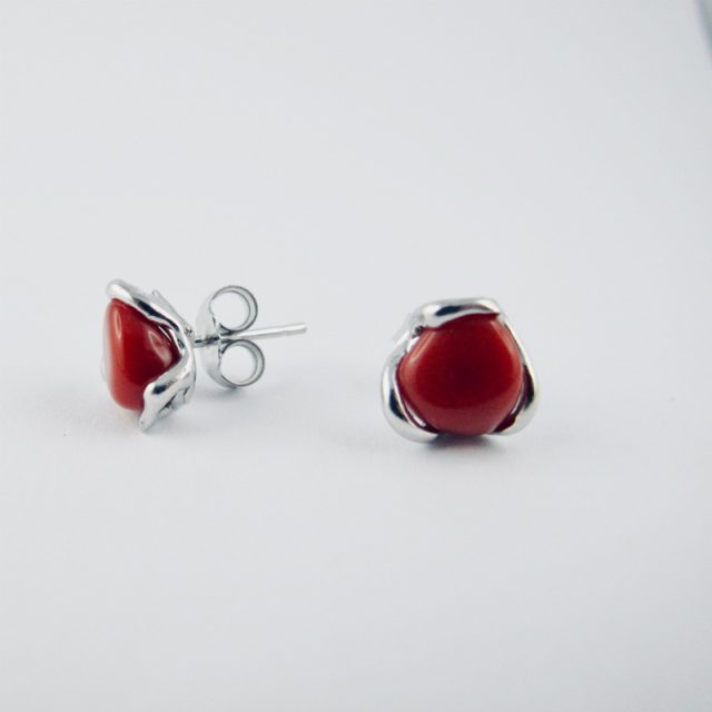 Boucles d'oreilles pépites de  véritable corail rouge de Méditerranée, serties d'argent massif