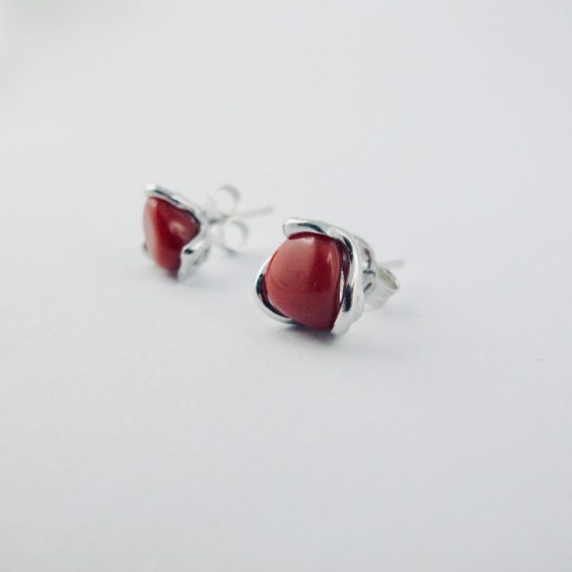 Boucles d'oreilles pépites de  véritable corail rouge de Méditerranée, serties d'argent massif