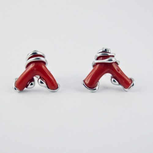 Boucles d'oreilles petite branche  de  véritable corail rouge de Méditerranée, sertie d'argent massif