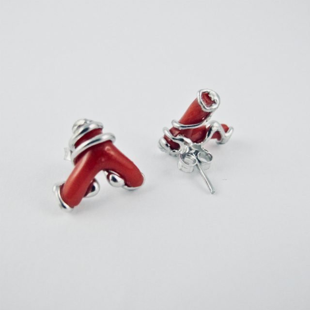 Boucles d'oreilles petite branche  de  véritable corail rouge de Méditerranée, sertie d'argent massif