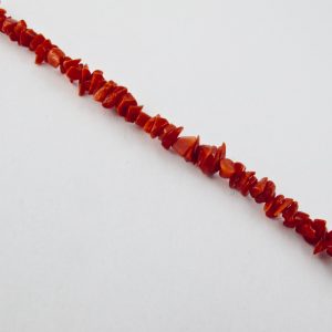 Bracelet de petits éclats de véritable corail rouge de Méditerranée, monté avec fermoir argent 925/1000e.