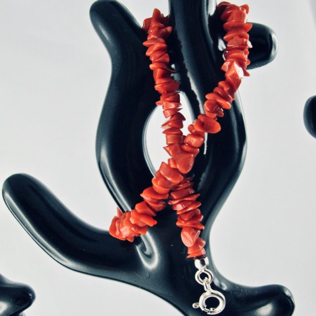 Bracelet de petits éclats de véritable corail rouge de Méditerranée, monté avec fermoir argent 925/1000e.