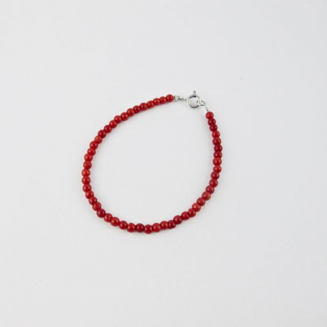 Bracelet de petites perles rondes de 3 mm de véritable corail rouge de Méditerranée, monté avec fermoir argent 925/1000e.