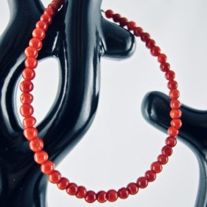 Bracelet de petites perles rondes de 3 mm de véritable corail rouge de Méditerranée, monté avec fermoir argent 925/1000e.