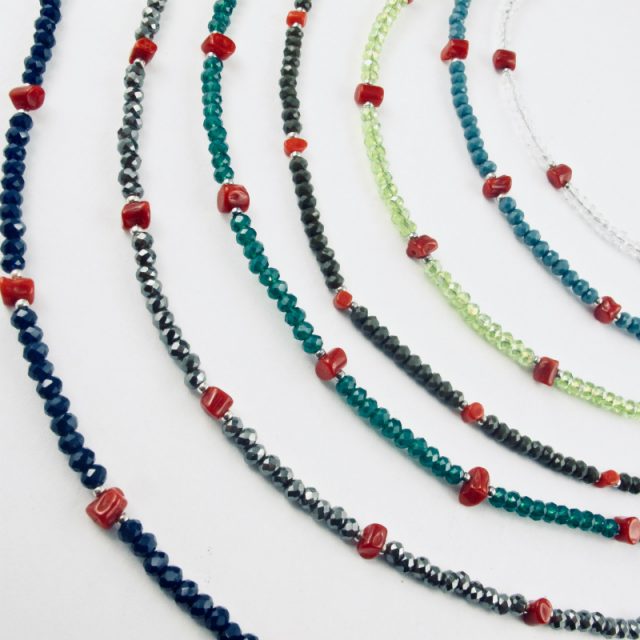 Bracelet de petites perles de cristal facettées de  4 mm et de véritable corail rouge de Méditerranée,enfilées sur fil câblé et  monté avec fermoir argent 925/1000e.