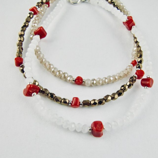 Bracelet de petites perles de cristal facettées de  4 mm et de véritable corail rouge de Méditerranée,enfilées sur fil câblé et  monté avec fermoir argent 925/1000e.