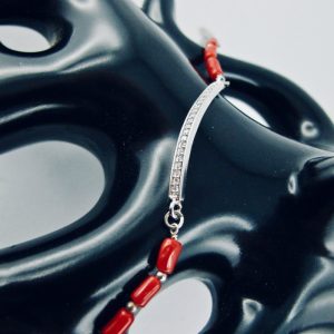 Bracelet barrette de zircon et de véritable corail rouge de Méditerranée,sur chaine forçat,  monté avec fermoir argent 925/1000e