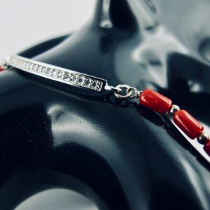 Bracelet barrette de zircon et de véritable corail rouge de Méditerranée,sur chaine forçat,  monté avec fermoir argent 925/1000e