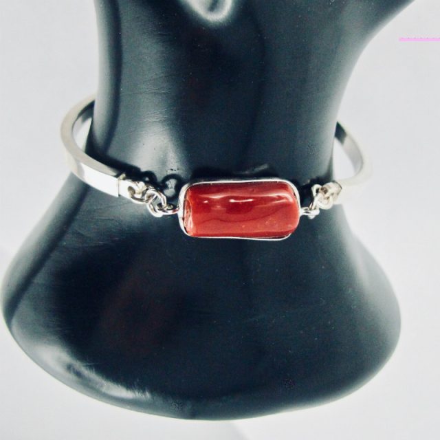  Bracelet semi-rigide en argent 925/100e et cabochon de véritable corail rouge de Méditerranée serti argent